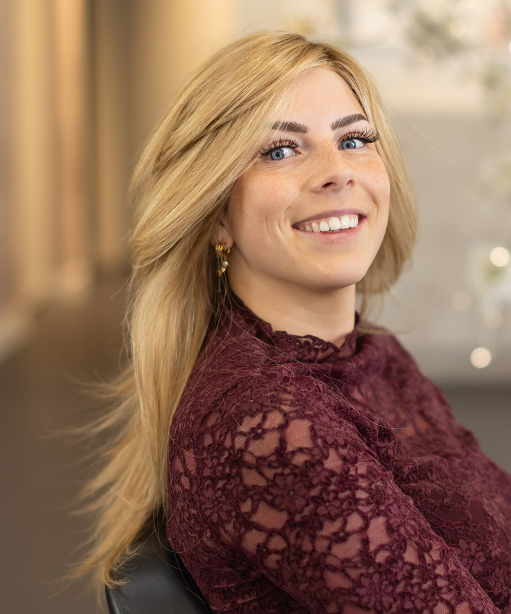 Klant met haar nieuwe haarwerk na de afspraak